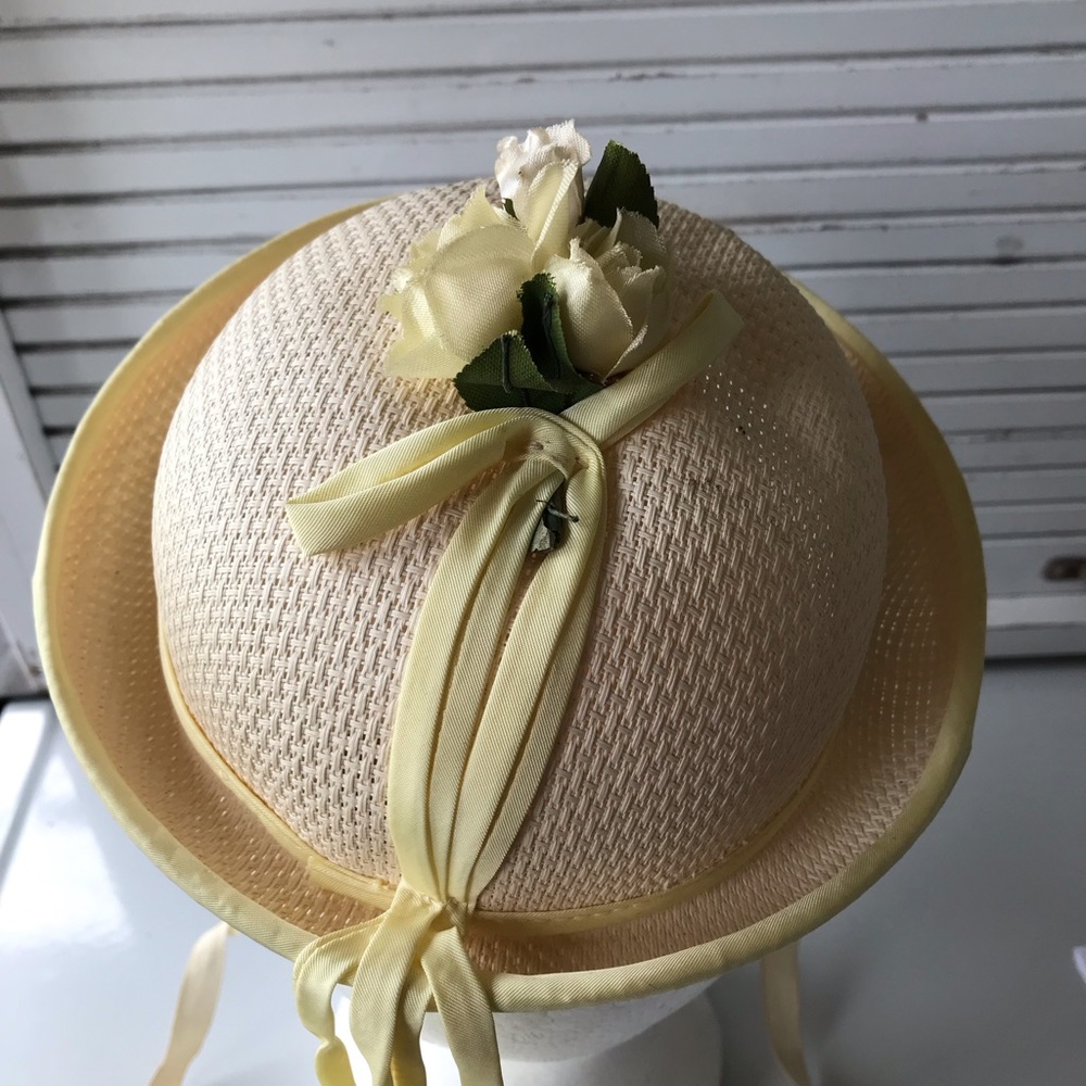 Vintage little girl straw hat with flowers
